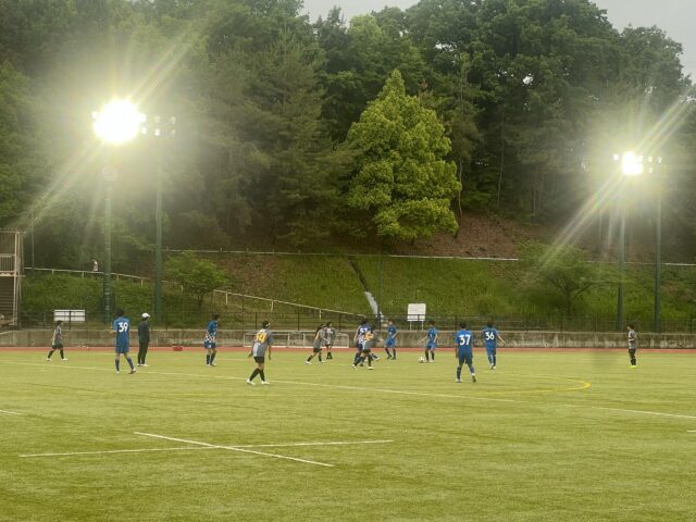 2025.5.17
TM！
vs トラウム中部大学スクールjr.ユース+中部大学

予報通りの酷い荒天…
しかし昼過ぎあたりから回復が進み…
16:30キックオフはベストチョイスでした！！
到着したら中部大学サッカー部がリーグ戦の真っ最中！勝利おめでとうございます！！

なかなか組めなかった今週末ですが堀尾TAによるマッチメイク！ありがたや！！

35×2はインターハイを想定。
とはいえその中身は止める蹴るそしてターン…
ホント全てが学びの宝庫でした！
自分たちが取り組んでいることへの模範解答を見せてもらった感じがしました！
とはいえ安城学園も頑張りましたよー！！
トレマと思えないくらいのばちばち感と自分のストロングを出そうとした取り組みは評価したい！！

またぜひチカラをお借りしたい！
トラウムのみなさん、ありがとうございました！！

来週も頑張る安城学園！
お疲れー！

#トラウムトレーニング
#中部大学サッカー部
#堀尾郷介
#堀尾TA