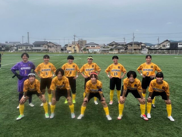 2025.5.24
総体県予選準々決
vs 時習館
7-0 勝(オガ4、イチカ2、マサ)

スタートしました総体予選！
準々決からのエントリーになります。
対するは堂々の勝ち上がりでエイトに来た時習館！
チーム全員で勝利を掴み取って勝ち進んできたチカラには本当に頭が下がります！試合前には敵将鈴木先生とこの舞台で戦える喜びを胸に固い握手！

予想通り、固い守りに苦労しながらも14分に先制、見事なゴールでした！
しかし前半一番輝いたのは時習館の守備意識とGK！じゃないかな？？対戦相手ながらアッパレでした！

で、アンガク。
やるべきことを明確にした後半、6ゴールは見事！
得点直後に足が攣って、倒れたままするハイタッチをみたのは多分初めて！！笑

そういえば。
試合前に全員にミサンガのサプライズプレゼントが！
願いが通じた勝利だったと思います！！

これでひとまず4強！
もっともっと頑張りたいね！！

来週も頑張る安城学園！
お疲れー！