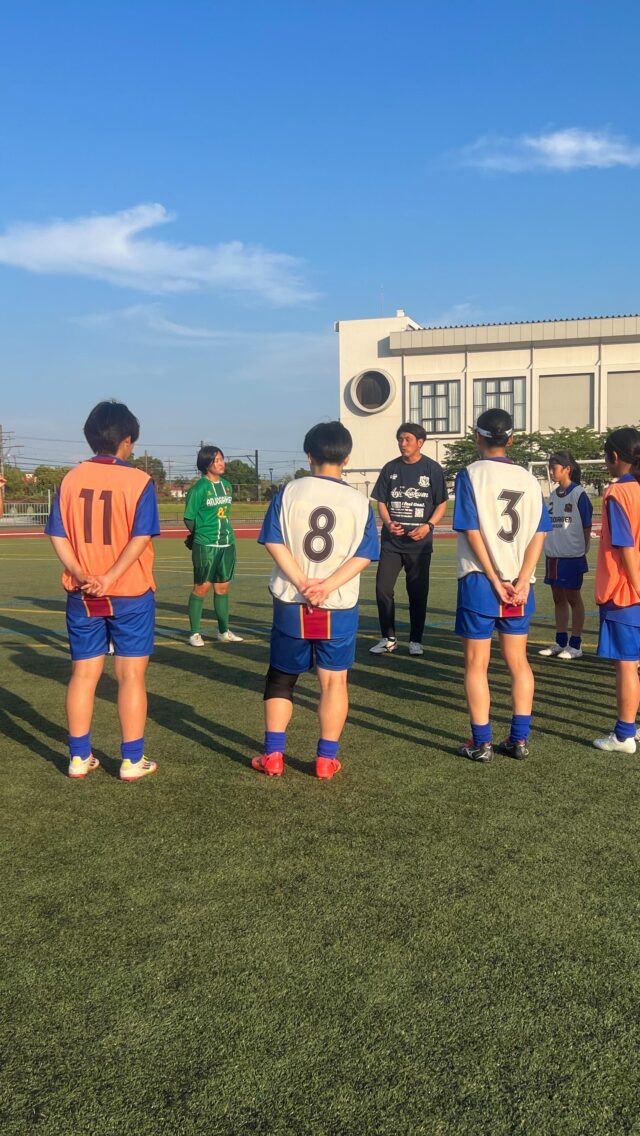 2025.6.13

TR！

堀尾TAのトレ！！
今回も学びと刺激ある時間！

いかに有意義なモノにするか、は個々の思いが反映されます。総体は四強で潰えて、三決で思い通りにプレー出来たシーンはどれだけあったのか。

それが大事。

熱心にプレーする部員。
素晴らしい指導。

しかししかし。

もっと出来るんじゃなかろうかと。
君たちはこんなもんじゃないだろうと。
瞬間的な熱量だけでなく持続的なペースアップを。

欲張りな顧問は諦めるのを知りません笑笑。

明日も頑張る安城学園！
お疲れー！
